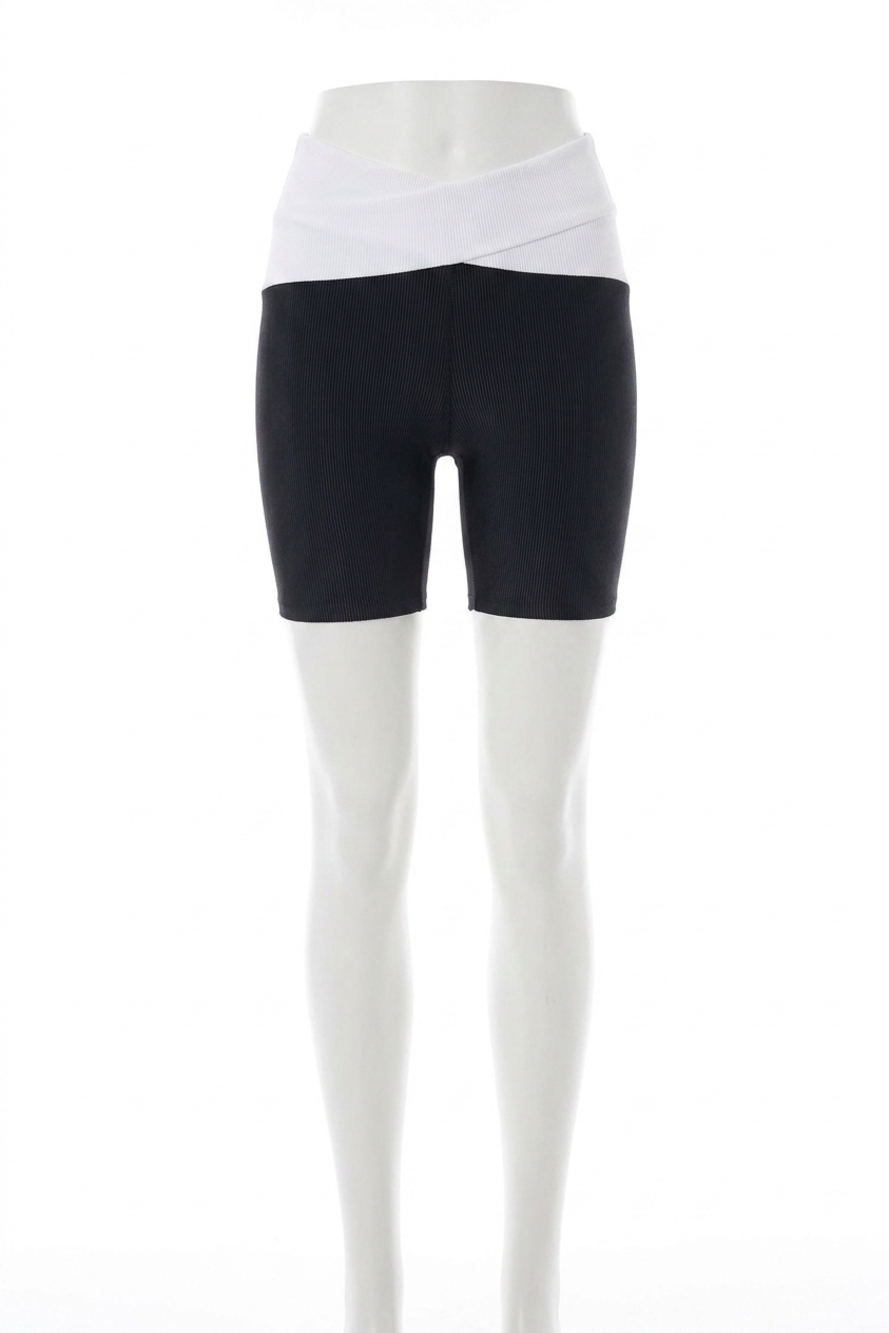 NEW BEACH RIOT cora short in black/white